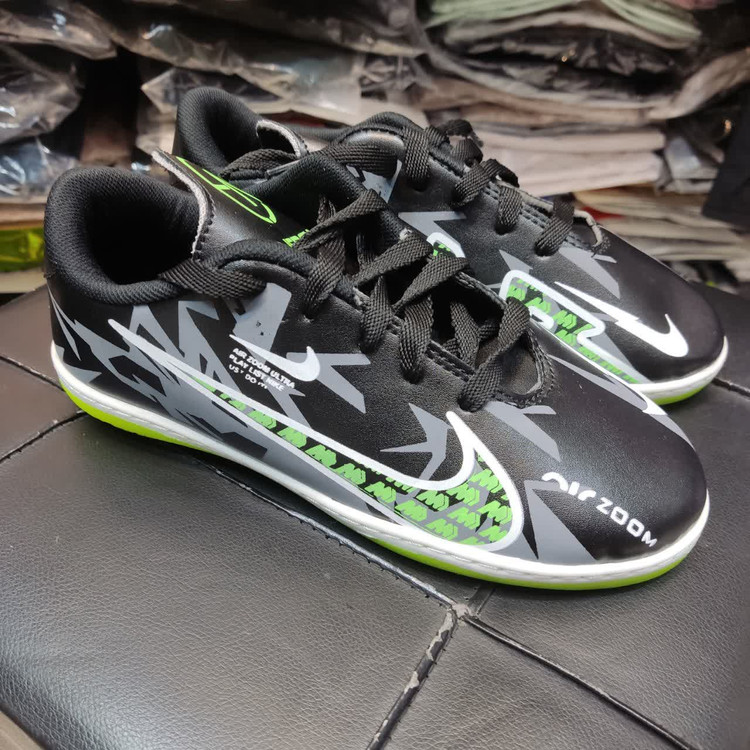 خرید اینترنتی کتونی فوتبالی