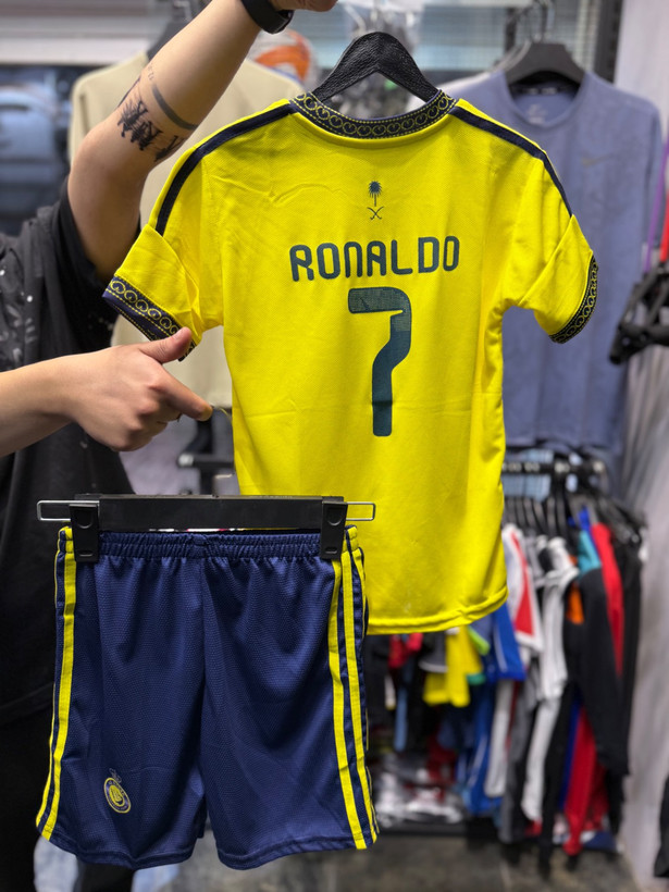لباس اول بچهگانه النصر 2026/2027 با شورت با اسم رونالدو